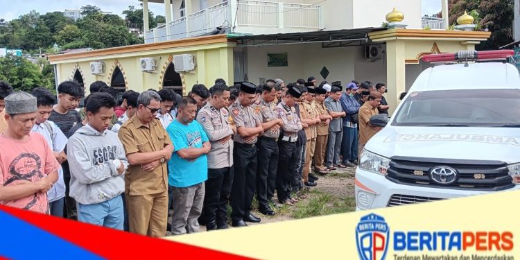 Personel Polres Parepare Ikut Shalati Jenazah Remaja Korban Tenggelam di Pantai Lumpue