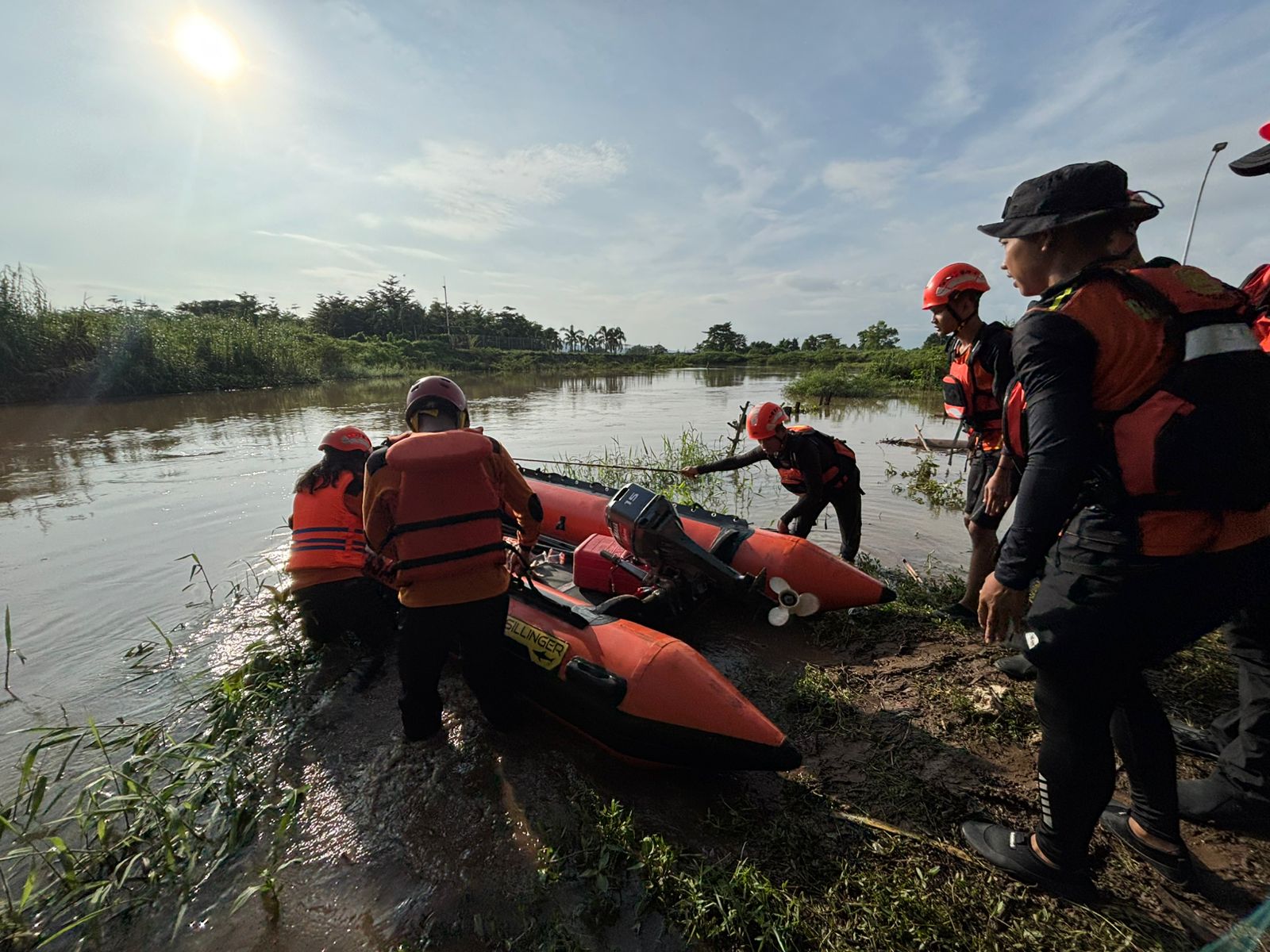 Basarnas Makassar Pencarian Warga Diduga Tenggelam di Sungai Jene’Madinging, Gowa
