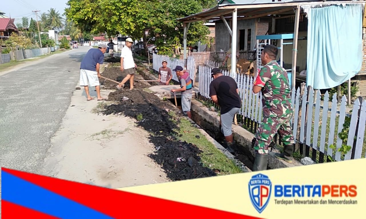 Curah Hujan Tinggi, Babinsa dan Warga Gotong Royong Bersihkan Drainase di Galeso