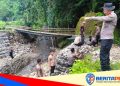 Kunjungi Lokasi Pembangunan Jembatan , Kompol Ramli Beri Semangat kepada Personel Batalyon B Pelopor