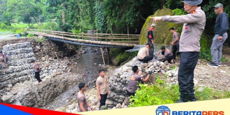 Kunjungi Lokasi Pembangunan Jembatan , Kompol Ramli Beri Semangat kepada Personel Batalyon B Pelopor