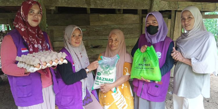 BAZNAS Bulukumba bersama Sahabat Surga menyalurkan bantuan sembako bagi kaum dhuafa di Bontotiro.