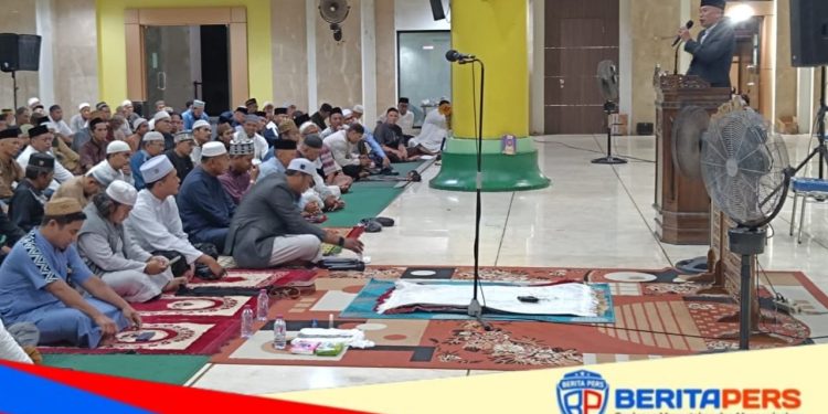 Danyon B Pelopor Satbrimob Polda Sulsel Sampaikan Taushiyah di Masjid Agung Kota Parepare.