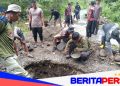 Hari Ke-15, Personel Brimob Polda Sulsel Lakukan Pengecoran Tiang Jembatan Antardesa Barru