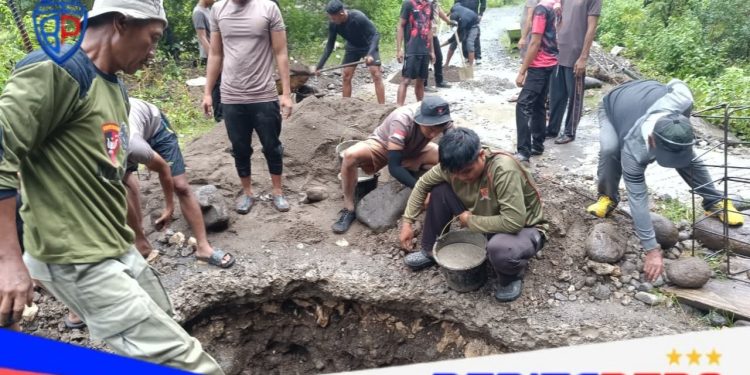 Hari Ke-15, Personel Brimob Polda Sulsel Lakukan Pengecoran Tiang Jembatan Antardesa Barru
