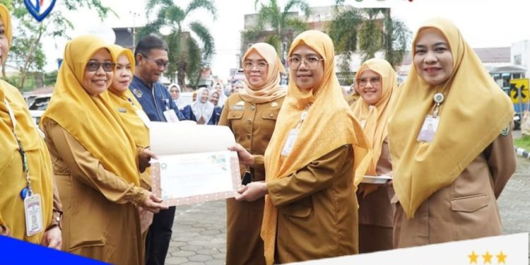 RSUD Andi Makkasau Berikan Penghargaan kepada Pegawai Berkinerja Baik