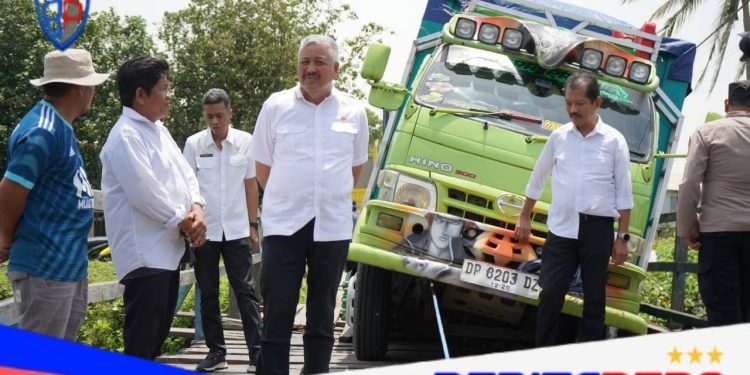 Bupati Pinrang Tinjau Jembatan Rusak Mattiro Sompe, Pastikan Perbaikan Segera Dilaksanakan