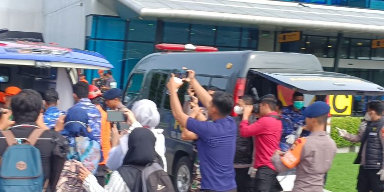Basarnas: Dua Paket Tiba di Base OPS Lanud Sultan Hasanuddin, Total Temuan Capai 10 Paket