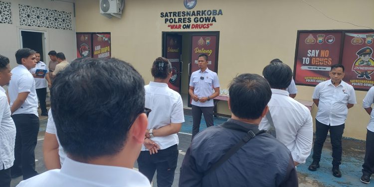Pastikan Personel Bersih dari Narkoba, Satresnarkoba Polres Gowa Jalani Tes Urine