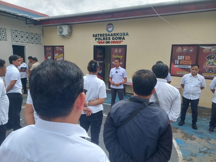Pastikan Personel Bersih dari Narkoba, Satresnarkoba Polres Gowa Jalani Tes Urine