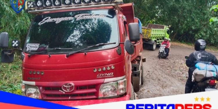 Mobil Sampah Desa Rappoala Patah As Saat Angkut Material Bangunan di Batu Massongko