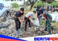 Babinsa Koramil 1405-03/Bacukiki Gelar Kerja Bakti Bersihkan Sampah di Pantai Taman Mattirotasi