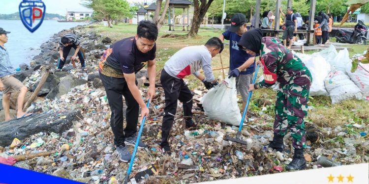 Babinsa Koramil 1405-03/Bacukiki Gelar Kerja Bakti Bersihkan Sampah di Pantai Taman Mattirotasi