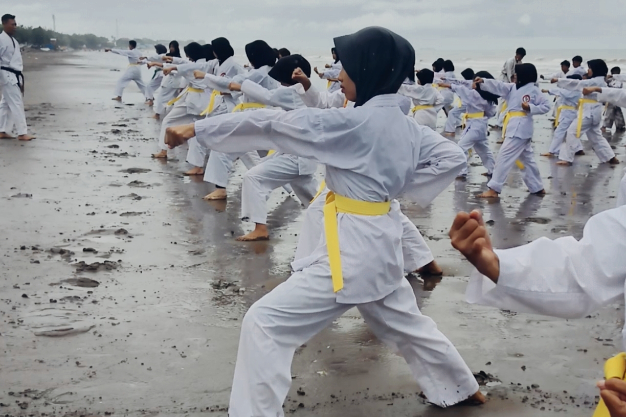 Karate Ranting LEMKARI Galesong Utara Gelar Latihan Outdoor di Wisata Kamber