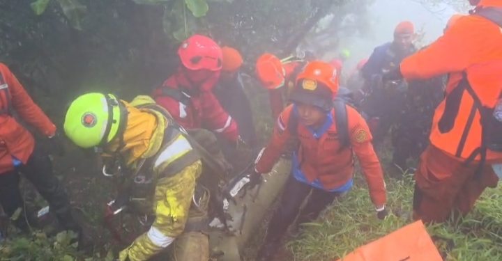 Operasi SAR ATR 42-500 di Maros–Pangkep Berlanjut, Korban Kedua Dievakuasi”