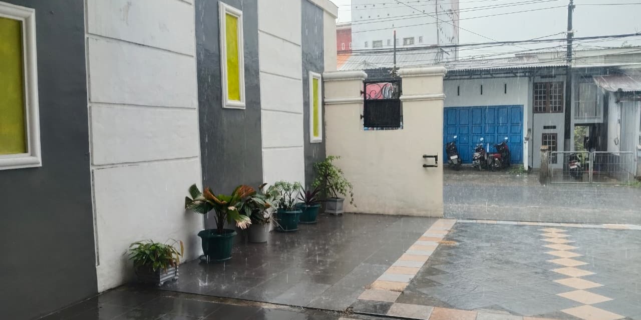 Ketika Hujan Terlalu Rajin dan Selimut Terlalu Setia