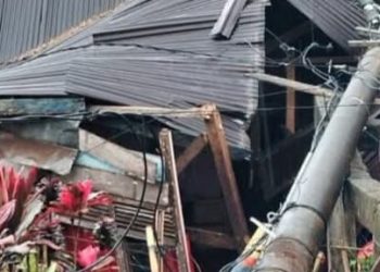 Tiang Listrik PLN Tumbang Menimpa Rumah Warga di Tombolopao Gowa