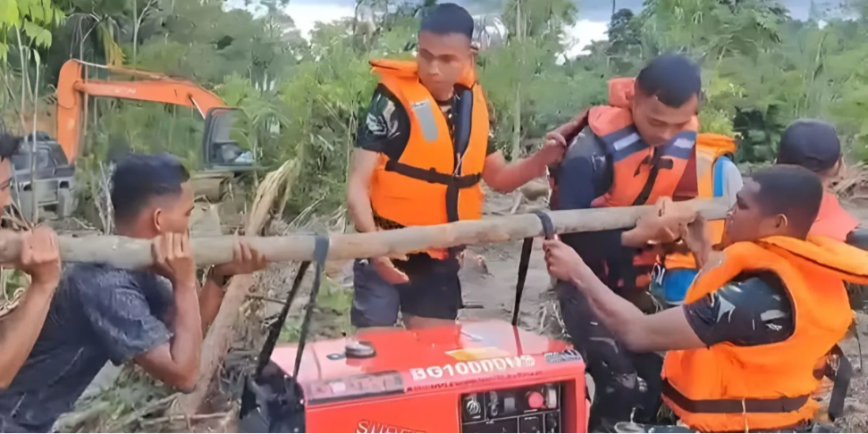 TNI dan PLN Distribusikan Genset Ke Desa Terpencil di Aceh Barat