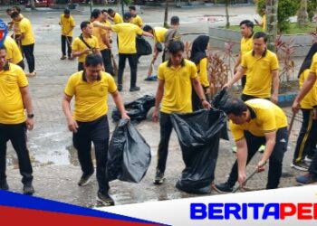 Wujudkan Lingkungan Asri, Polda Babel Gelar Aksi Bersih-Bersih di Alun-Alun Taman Merdeka Pangkalpinang