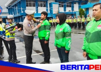 Ratusan Pengemudi Ojol Ikuti Apel Kamtibmas dan Sosialisasi Program “Mappatabe” Polantas Polda Sulsel