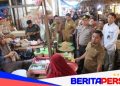Kapolres Parepare Dampingi Walikota Pantau Harga Sembako di Pasar Lakessi Jelang Idul Fitri