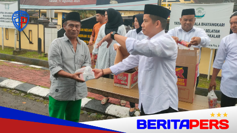 Aksi Manis Sat Intelkam Polres Takalar di Sore Ramadhan, Bagi Takjil