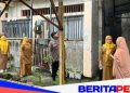 Bhabinkamtibmas Dampingi Aparat Kelurahan Periksa Lampu Lorong Warga