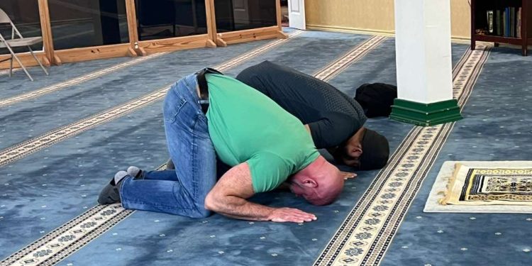 Imam Muthahhir Arif Bimbing Profesor Amerika Menyatakan Syahadat di Istiqlal Houston Texas
