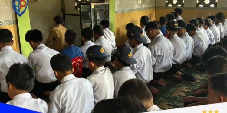 SPENTIG SUPPA Perkuat Karakter Religius Melalui Pembiasaan Sholat Dhuha dan Dzuhur Berjamaah