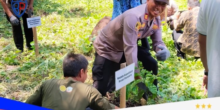 Kapolsek Bacukiki Hadiri Penanaman 10.000 Bibit Kopi Robusta di Wattang Bacukiki