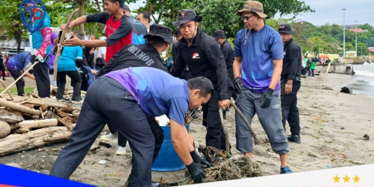 Batalyon B Pelopor Satbrimob Polda Sulsel Gelar Bakti Sosial Pembersihan Pantai Bersama Masyarakat