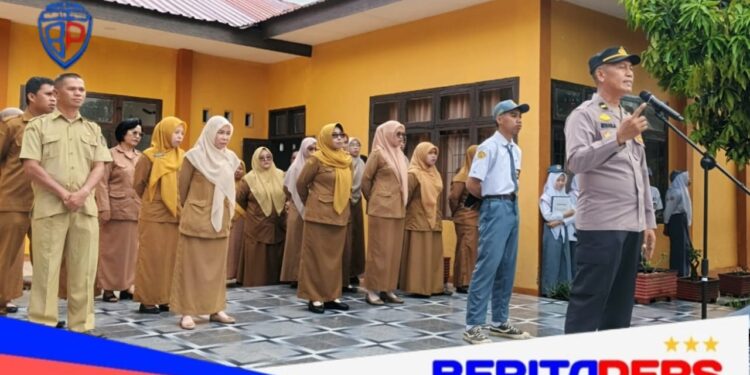 Kapolsubsektor Lanrisang Pimpin Upacara, Berikan Edukasi Keselamatan dan Pembinaan Pelajar SMA 10