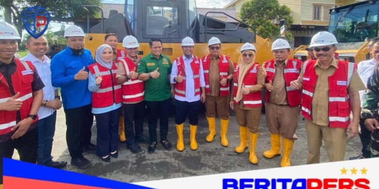 Gubernur Sulsel-Bupati Takalar Letakkan Aspal Pertama Perbaikan Jalan Poros di Galesong
