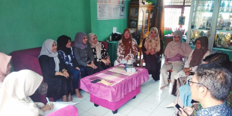 Hajjah Sarniya, Kepsek SDN 99 Kampung Beru Gelar Rakor dan Pelatihan PMM