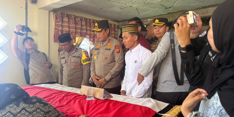 Kapolda Sulsel Kunjungi Rumah Duka Bripda Dirja Pratama di Pinrang, Pastikan Penanganan Kasus Secara Transparan