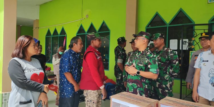 TNI Peduli Banjir Makassar, Dandim Tinjau Langsung Warga Terdampak di Biringkanaya