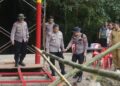 Dansat Brimob Polda Sulsel Tinjau Langsung Pembangunan Jembatan di Dusun Pakka Mallusetasi