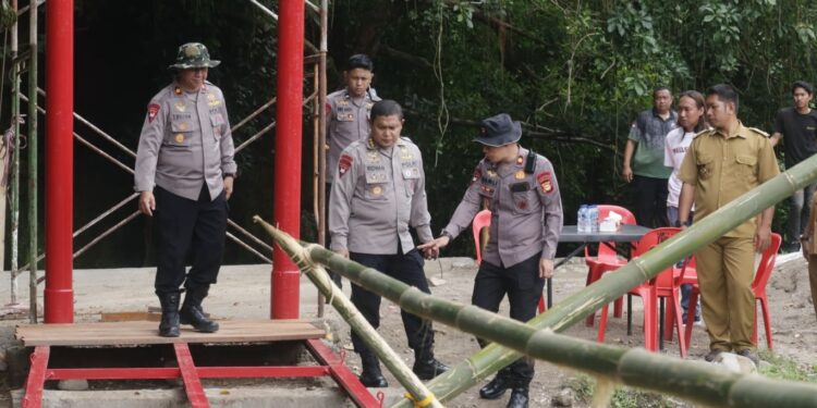 Dansat Brimob Polda Sulsel Tinjau Langsung Pembangunan Jembatan di Dusun Pakka Mallusetasi