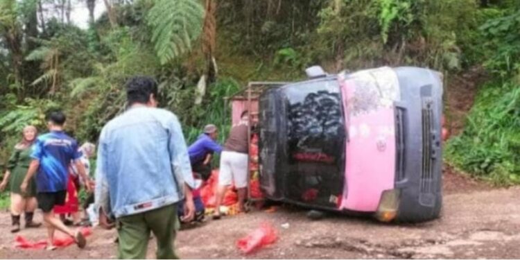 Hari Kelam di Tanjakan Bolaromang Dua Mobil Terguling dalam Sehari