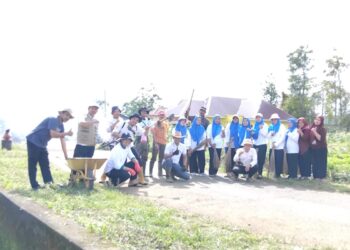 Sinergi Tanpa Sekat: Pemerintah Desa dan Masyarakat Bolaromang Bersatu dalam Gerakan Jum’at Bersih