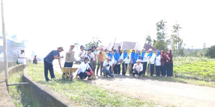 Sinergi Tanpa Sekat: Pemerintah Desa dan Masyarakat Bolaromang Bersatu dalam Gerakan Jum’at Bersih