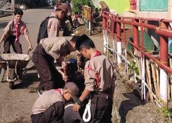 Siswa MI dan MTs Ma’arif Bolaromang Tanamkan Karakter Peduli Lingkungan Lewat Aksi Sabtu Bersih
