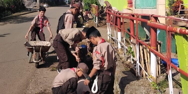 Siswa MI dan MTs Ma’arif Bolaromang Tanamkan Karakter Peduli Lingkungan Lewat Aksi Sabtu Bersih