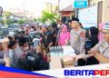 Kapolres Parepare Bersama Pemain PSM Makassar Bagikan Takjil kepada Masyarakat