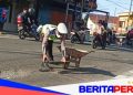 Di Tengah Ramadan, Aipda Herman Turun Langsung Tambal Jalan Berlubang Demi Keselamatan Warga