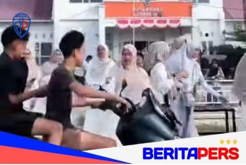 Momentum Ramadan, Puskesmas Lanrisang Berbagi Takjil kepada Warga yang Melintas di Jalan