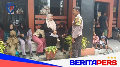 200 Warga Parepare Terima Bantuan ATENSI, Bhabinkamtibmas Polsek KPN Lakukan Pendampingan Penyaluran
