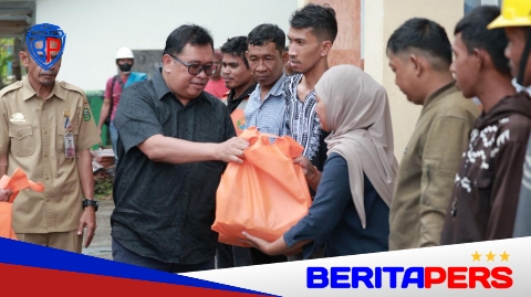 Bupati Takalar Serahkan 238 Paket Lebaran dari Baznas kepada Tenaga Teknis