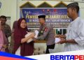 Batalyon B Pelopor Brimob Polda Sulsel Serahkan Zakat Fitrah kepada Kaum Duafa di Masjid Nurul Askar
