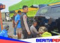 Ban Mobil Pemudik Pecah di Pelabuhan Parepare, Polisi Turun Tangan Bantu Perbaikan